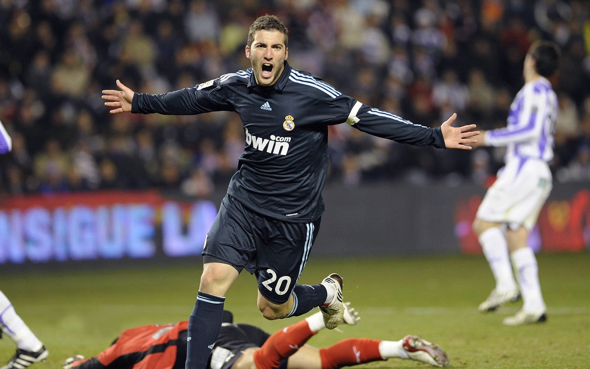 球迷文化持续创新，打造多样化的线上线下体验场景，足球线上活动